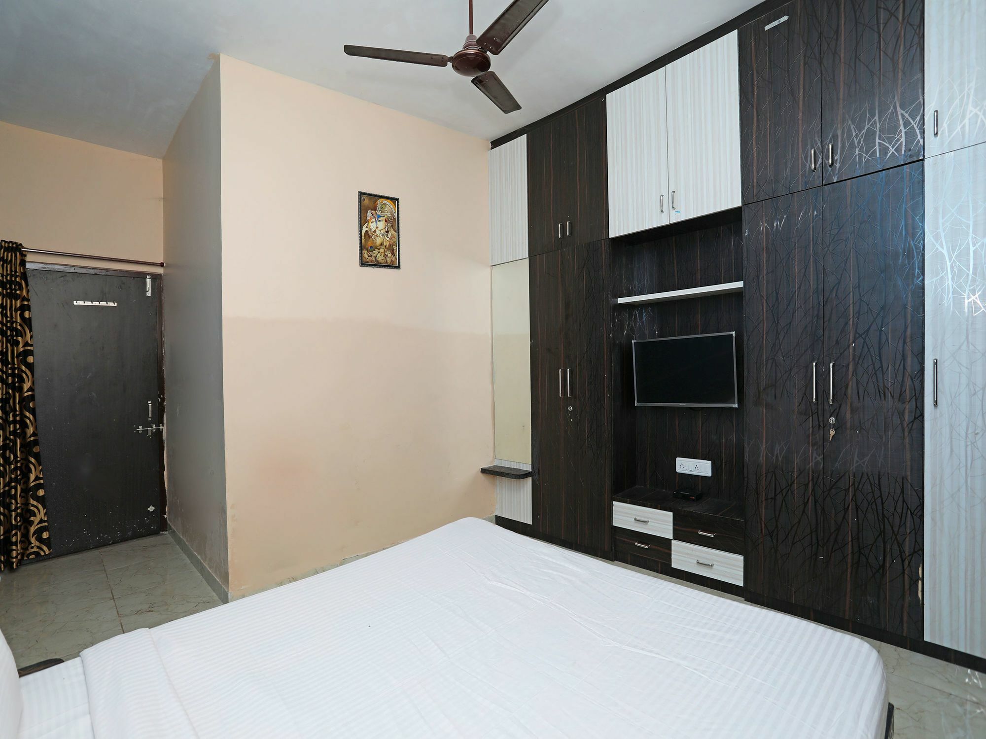 Oyo 10094 Elegant Hiran Magri Apartment