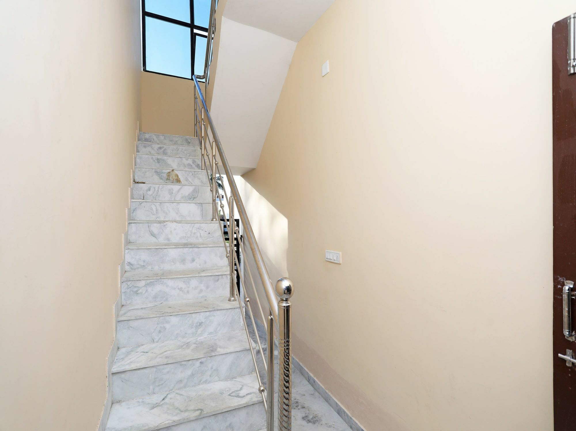 Oyo 10094 Elegant Hiran Magri Apartment