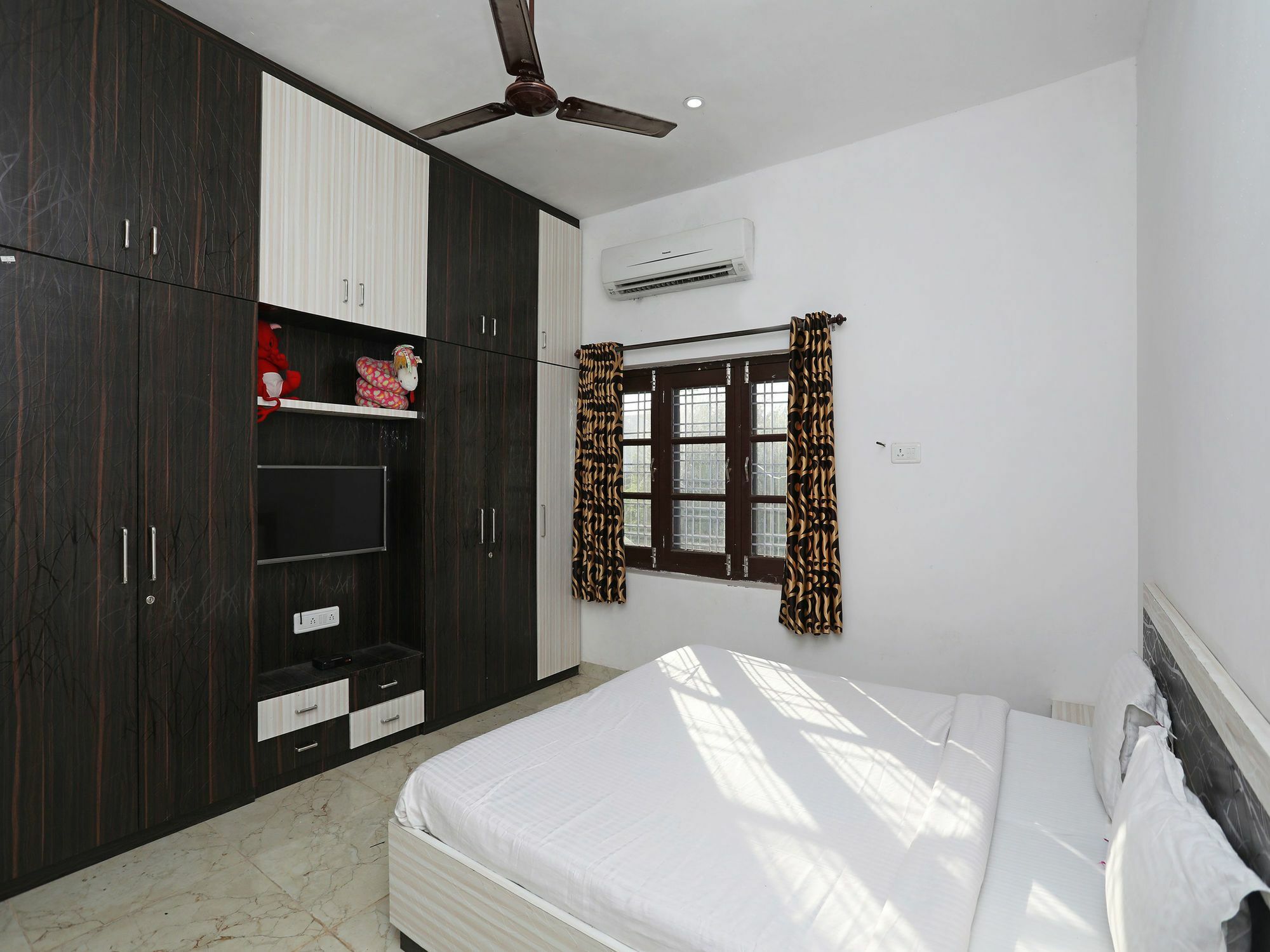 Oyo 10094 Elegant Hiran Magri *