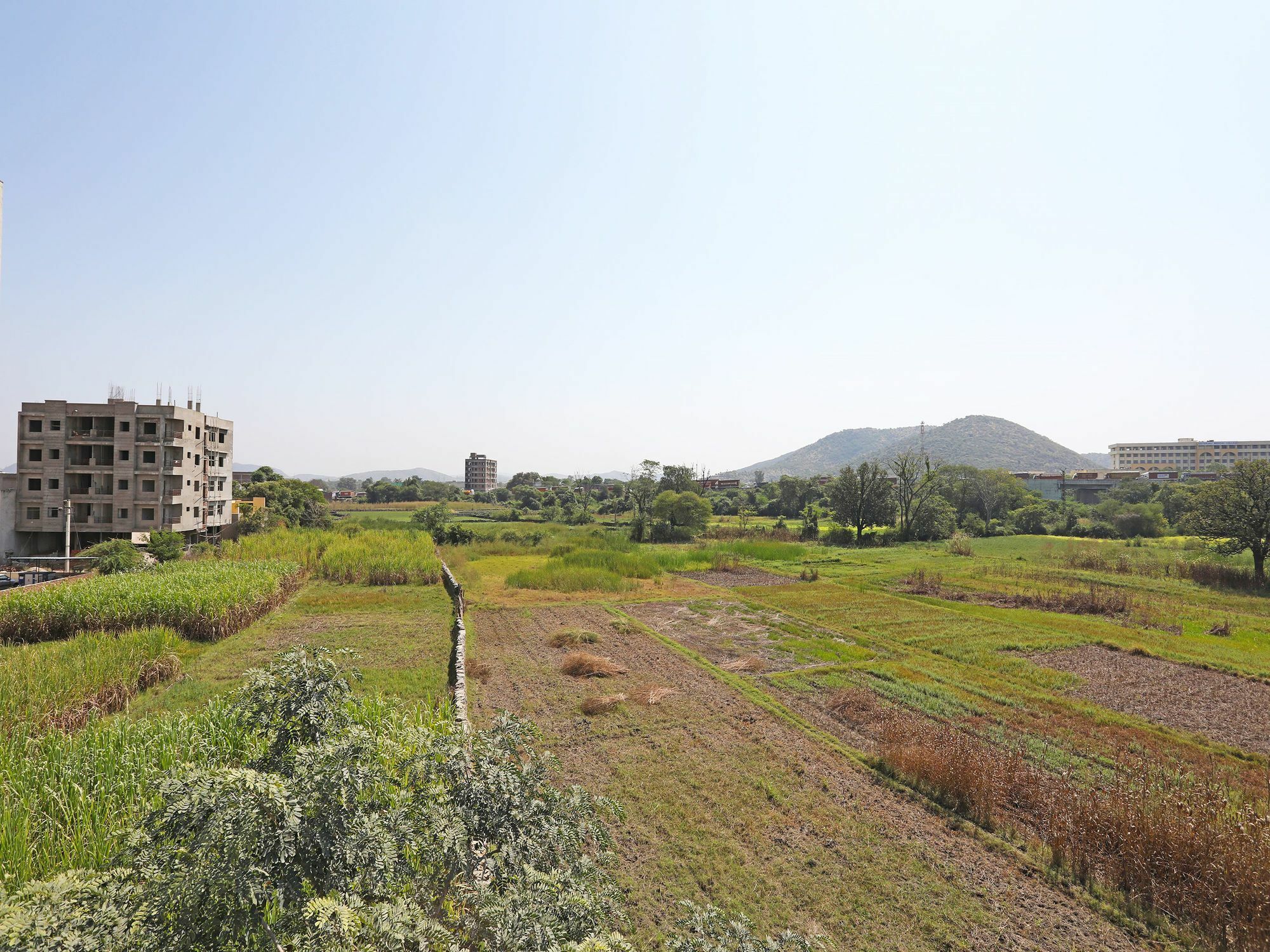 Oyo 10094 Elegant Hiran Magri Apartment