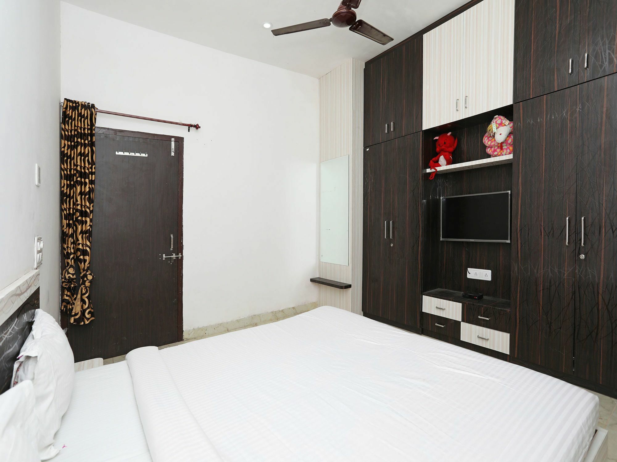 Oyo 10094 Elegant Hiran Magri